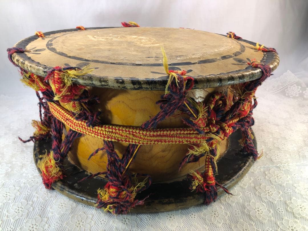 中型和太鼓 伝統的な編み込み装飾