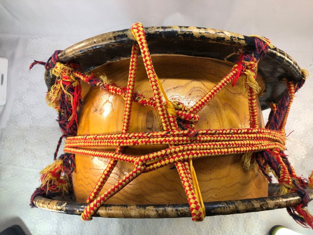 中型和太鼓 伝統的な編み込み装飾