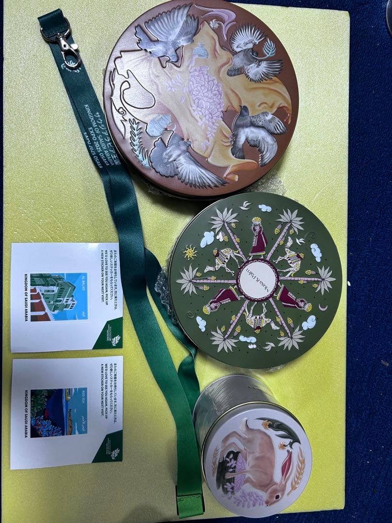 サウジアラビアデーツ缶3つとストラップとステッカ