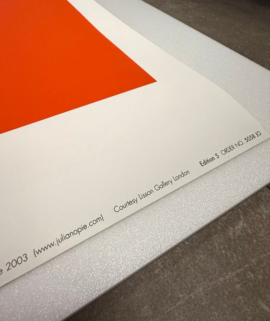 ジュリアンオピー◇Woman taking off man’s shirt