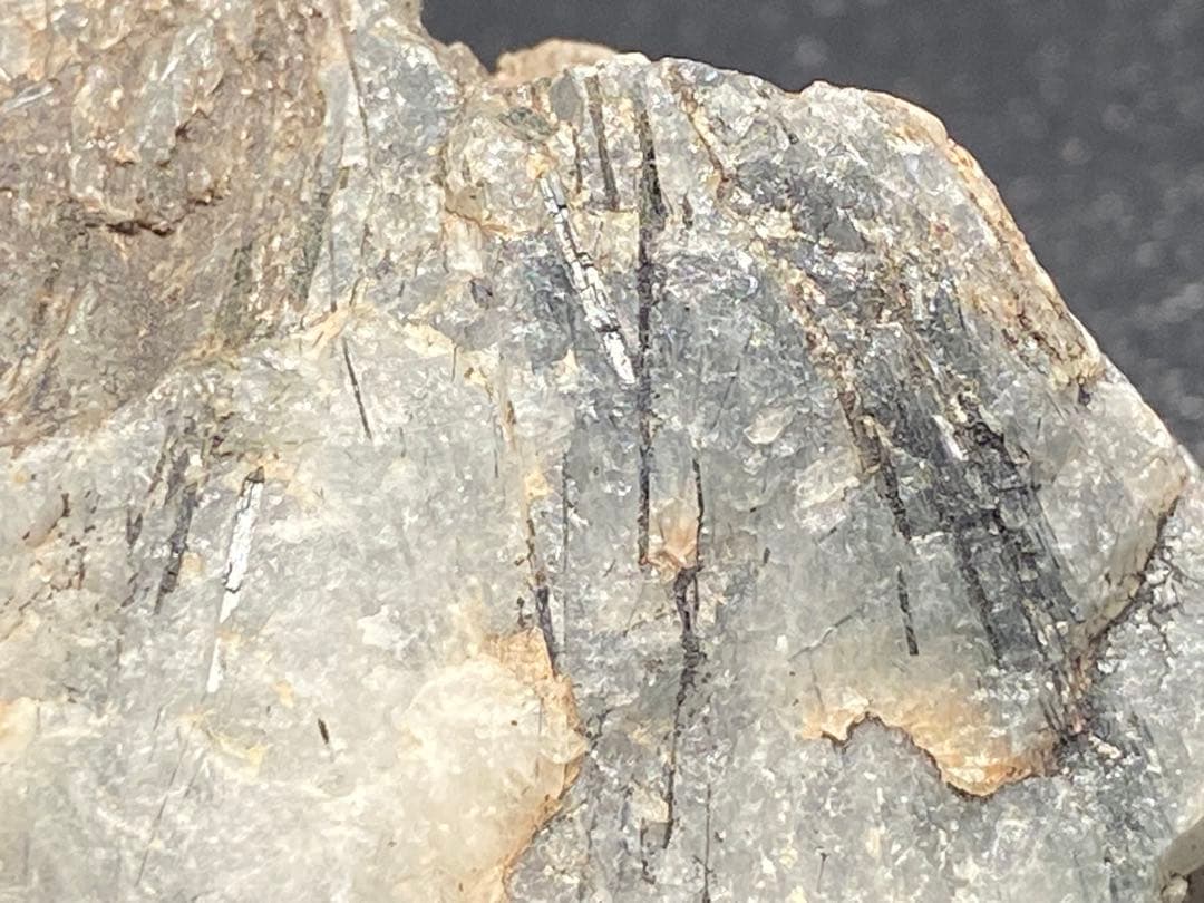 ザギ水晶　ザギマウンテンクォーツ リーベカイト　エジリン　228g