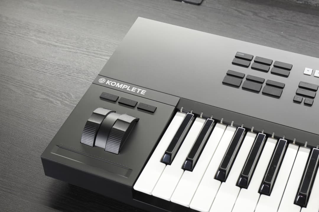 KOMPLETE KONTROL S49 MK2 キーボード