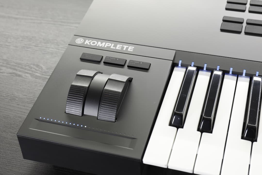 KOMPLETE KONTROL S49 MK2 キーボード