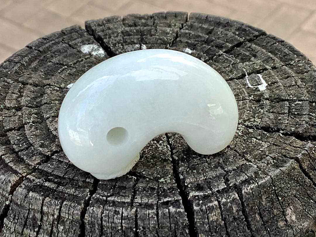 ✳60万円以上間違い無し‼️卸し糸魚川翡翠勾玉　お守り守護石に　鑑別書取得極上品‼️