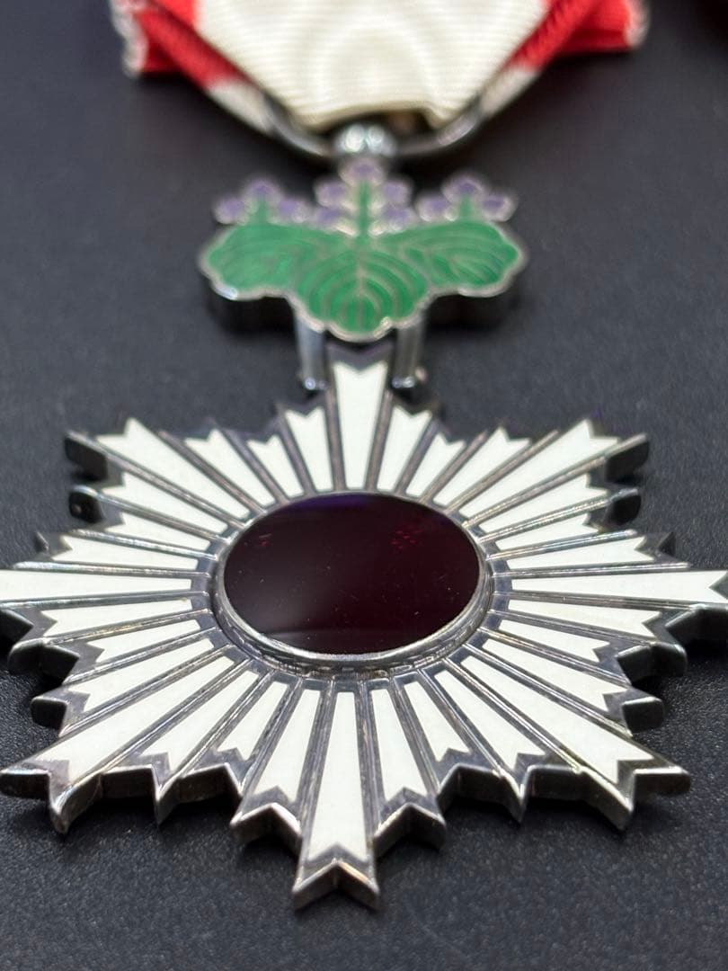 【お値下げ】勲六等単光旭日章 勲章 共箱