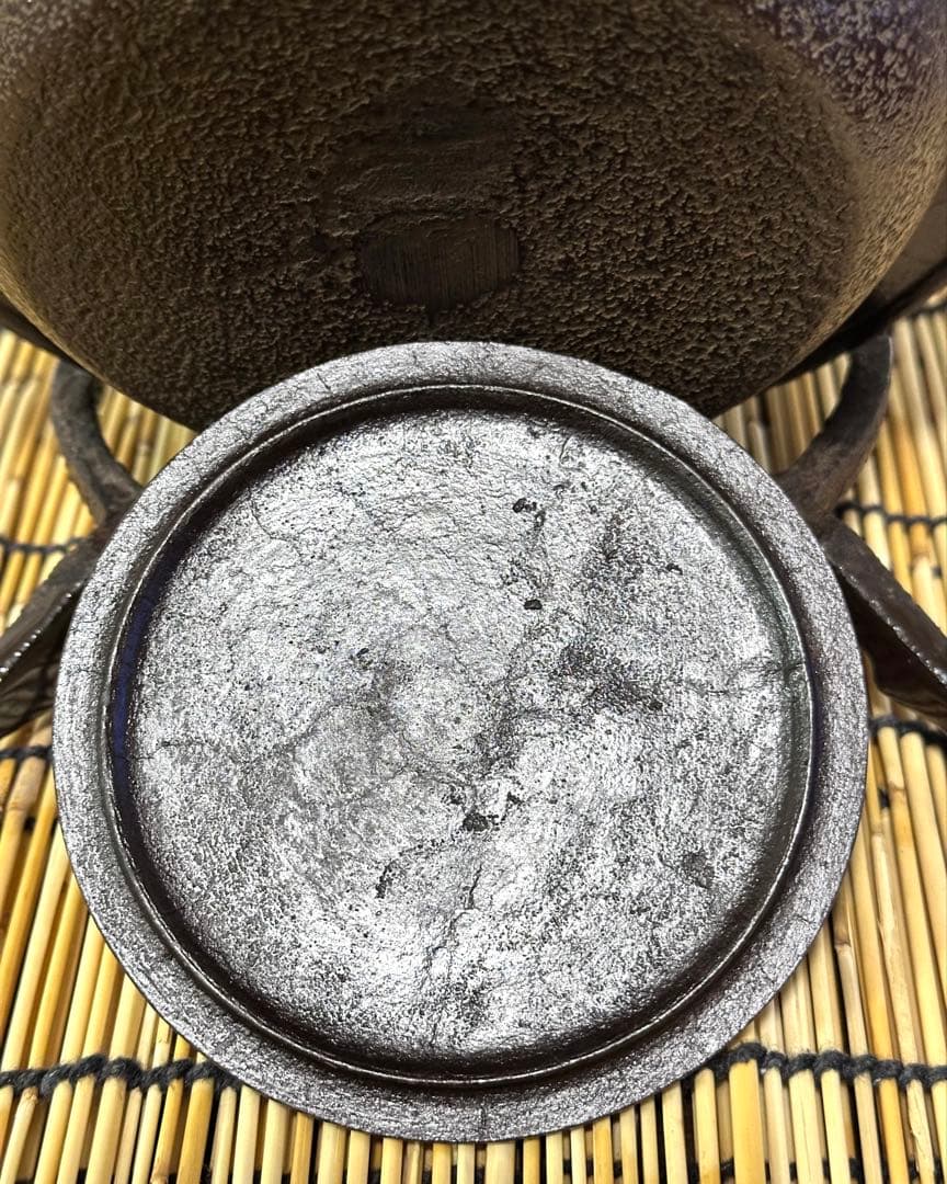 南部薫山工房　三代目薫山　佐々木 和夫造　１６型　九重アラレ　南部鉄瓶　売約済み