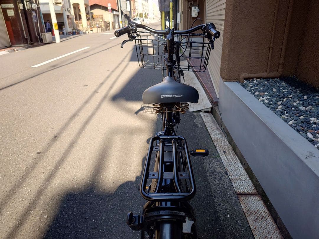 大阪府　ブリヂストン　黒の電動アシスト自転車　バッテリーB400