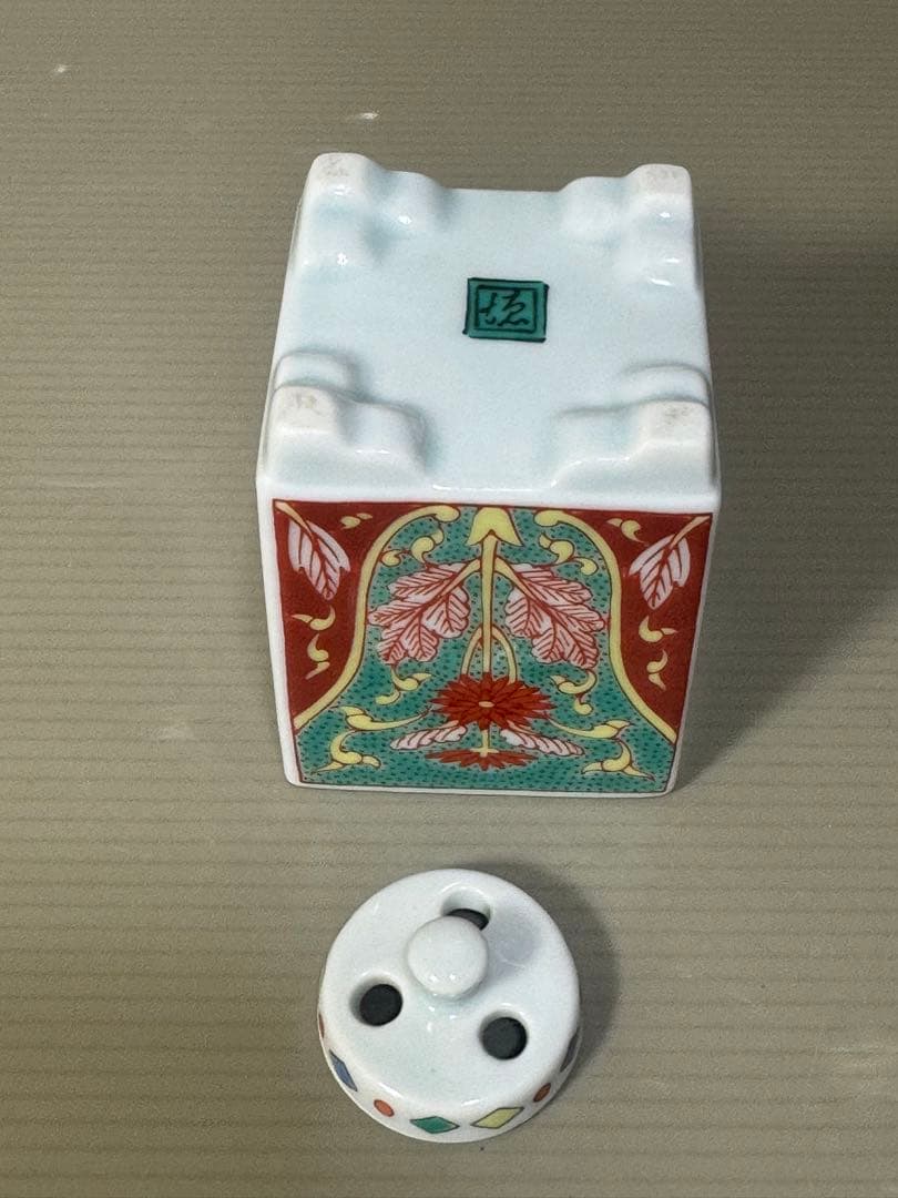 2277  伊万里徳右衛門　錦菊花文角香炉