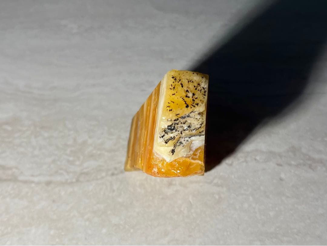 天然  稀少 国産  北海道然別産 然別オパール 蛍光オパール 原石 鉱物