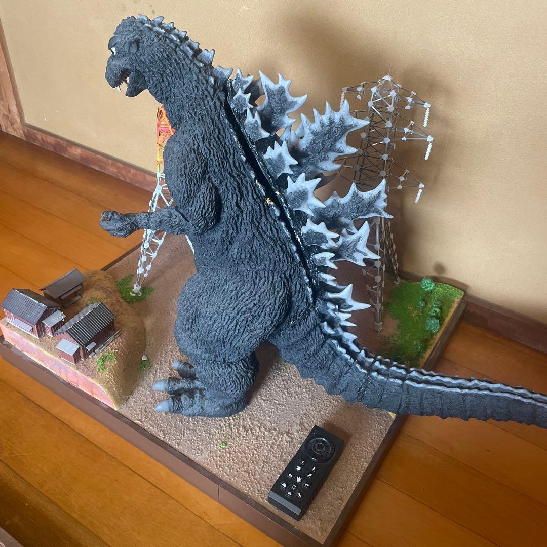ジャンク品　ゴジラをつくる