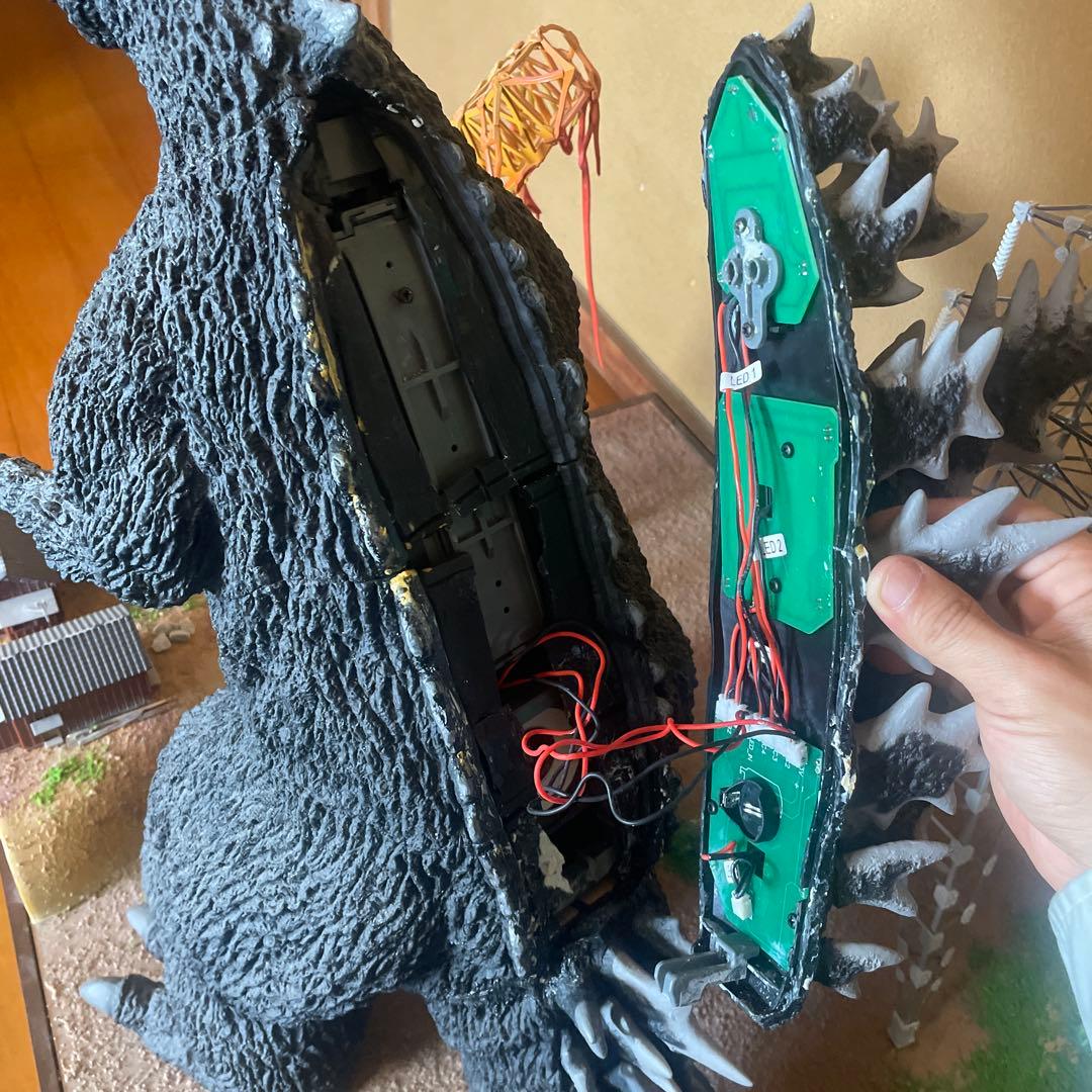 ジャンク品　ゴジラをつくる