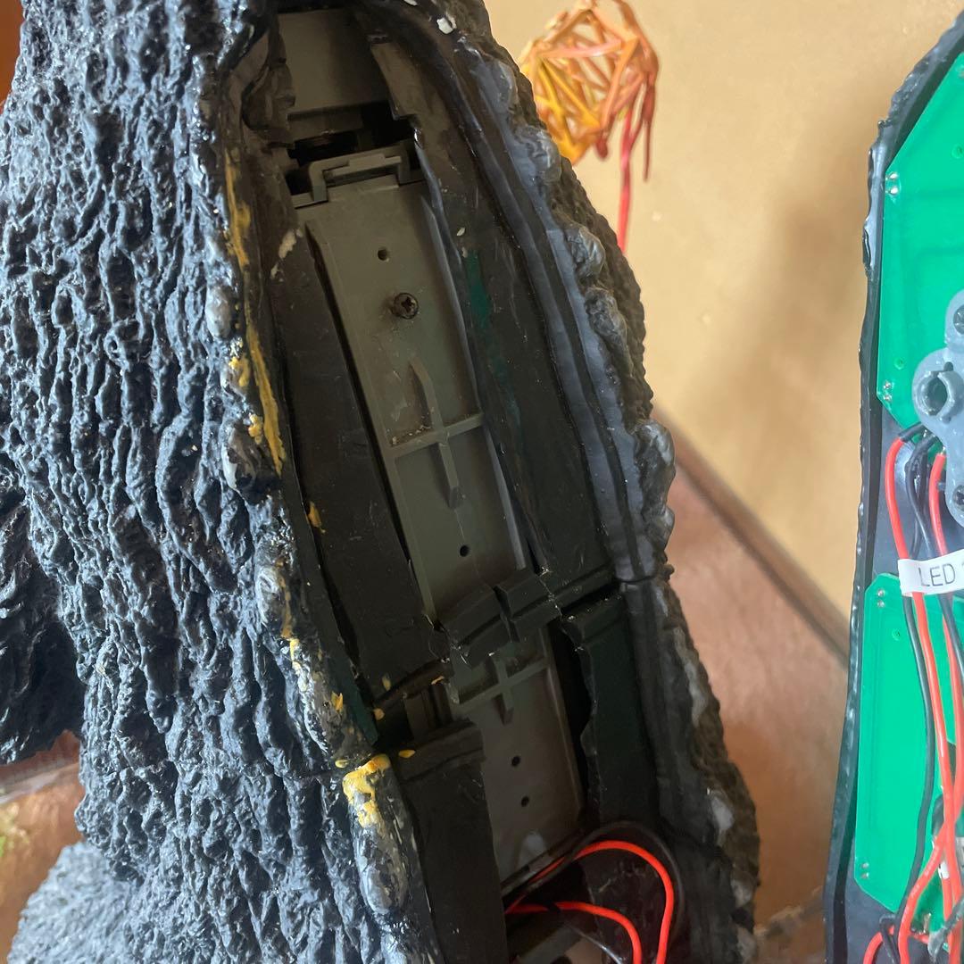 ジャンク品　ゴジラをつくる