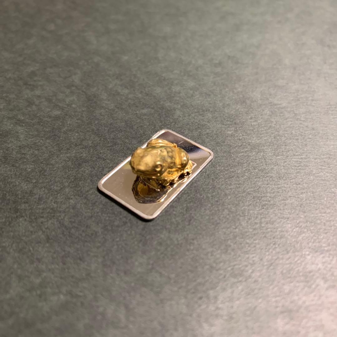 金の蛙 （台座付き） Pt 刻印 9g ② 【工芸品】