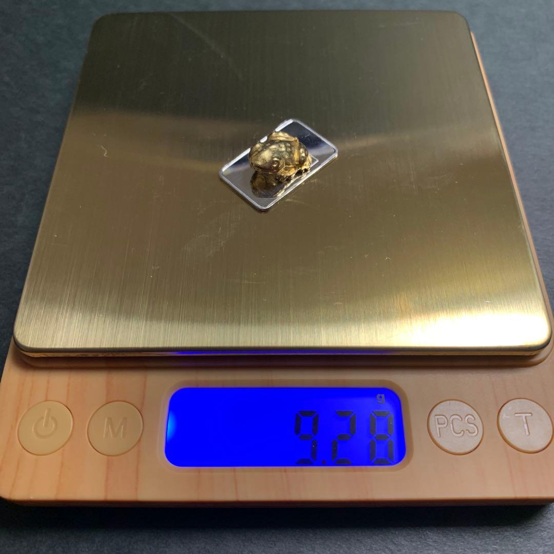 金の蛙 （台座付き） Pt 刻印 9g ② 【工芸品】