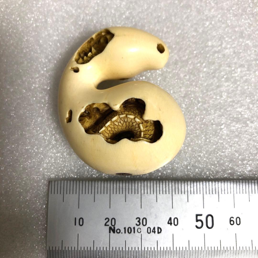 象牙調　瓢箪龍透かし彫刻　根付　置物
