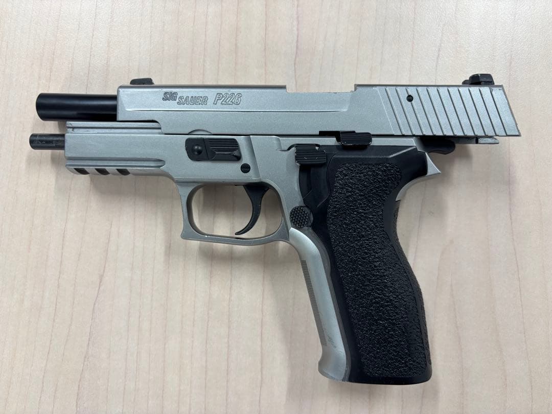 東京マルイSIG SAUER P226 E2 ステンレスモデル　予備マガジン付き