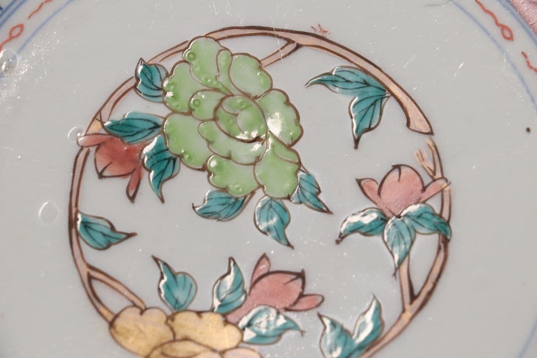 古伊万里 色絵 七寸皿 二客 21㎝ 草花 菊 牡丹 蝶 唐草 錦手CL95