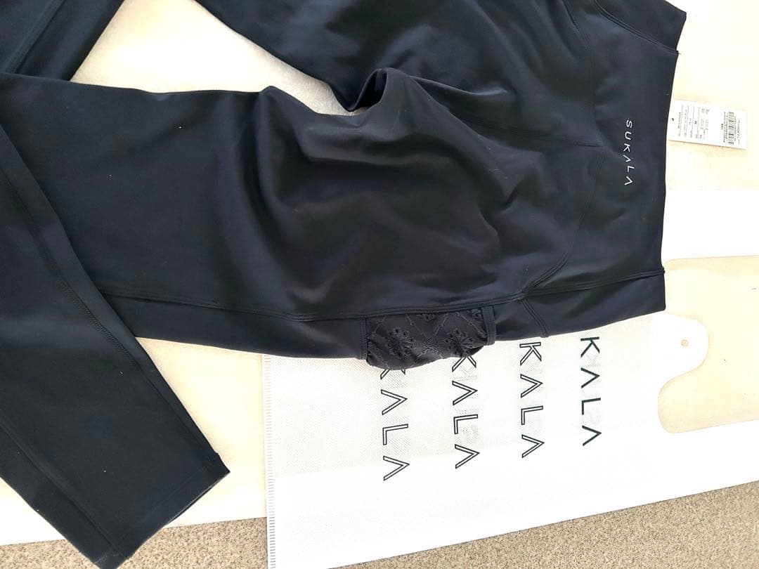 新品　SUKALAフラワーレースレギンスM パイピングされたレースのポケット