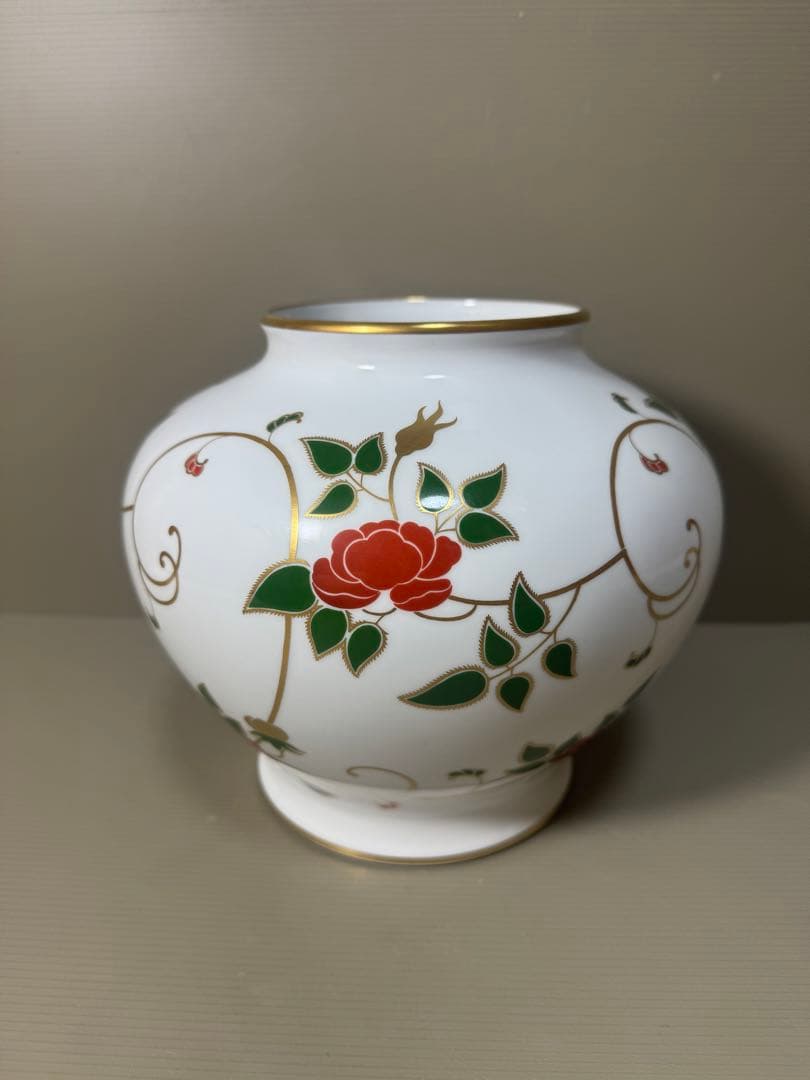 2190  大倉陶園　金彩白磁　ツル薔薇唐草模様　花瓶
