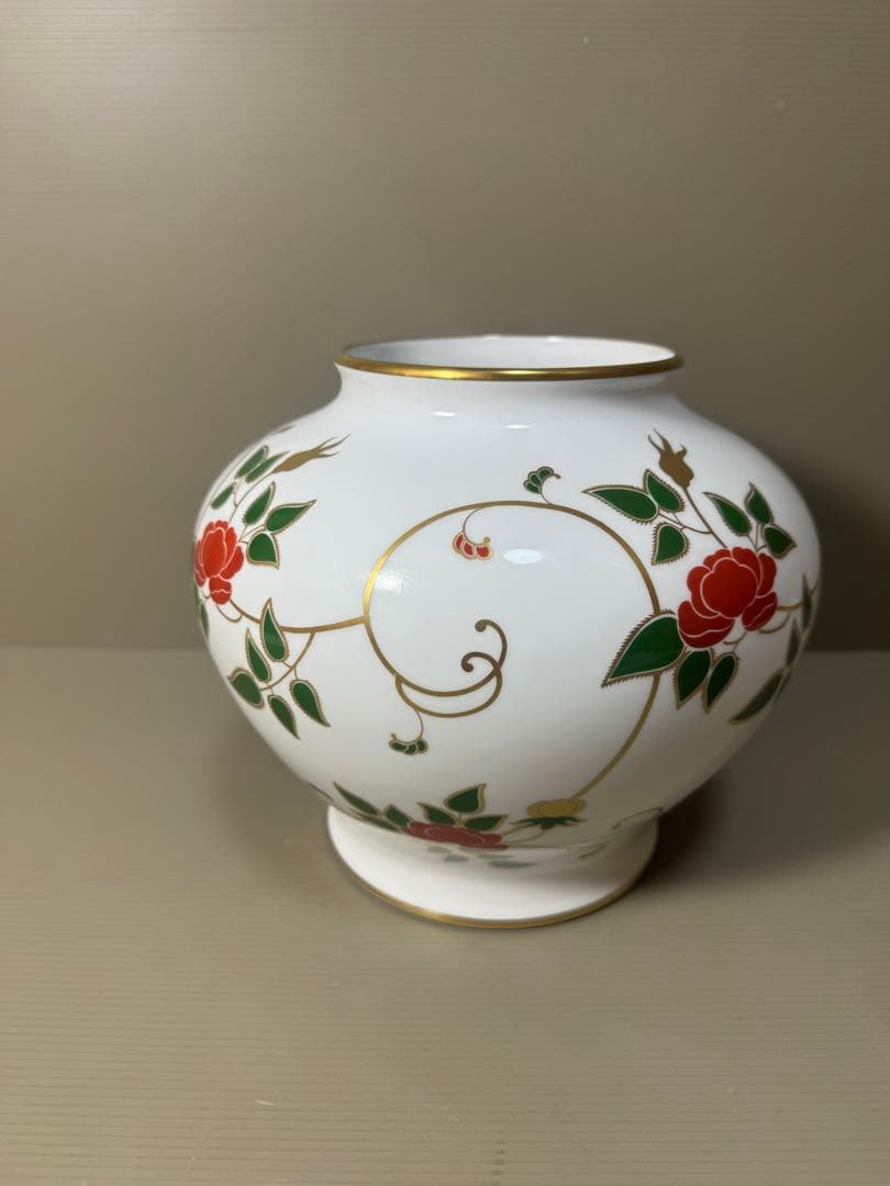 2190  大倉陶園　金彩白磁　ツル薔薇唐草模様　花瓶
