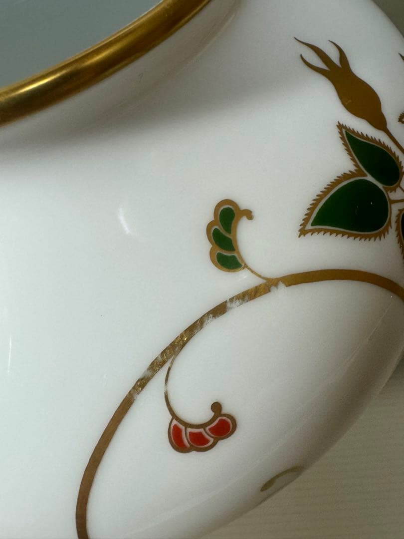 2190  大倉陶園　金彩白磁　ツル薔薇唐草模様　花瓶