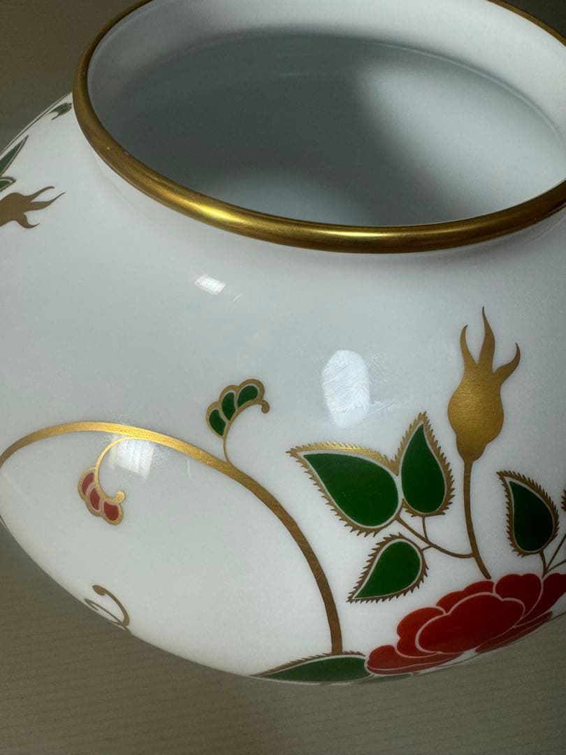 2190  大倉陶園　金彩白磁　ツル薔薇唐草模様　花瓶