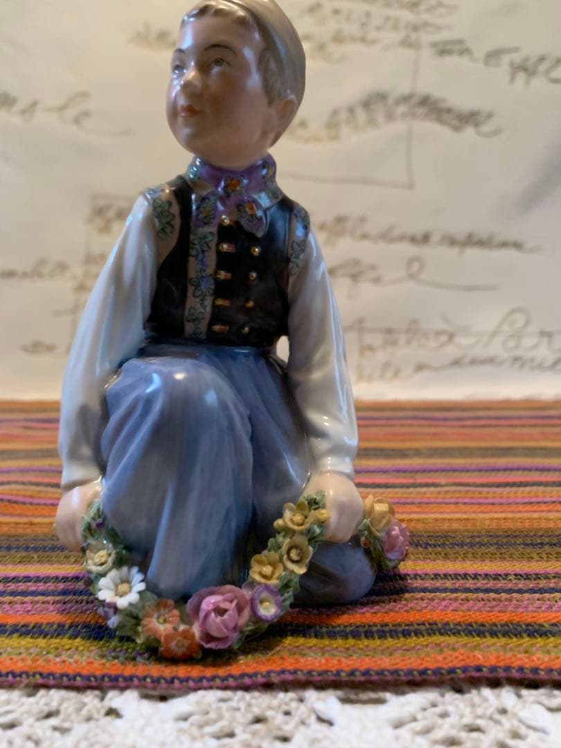 ロイヤルコペンハーゲン　アンティーク　民族衣装シリーズの男の子のフィギュリン！