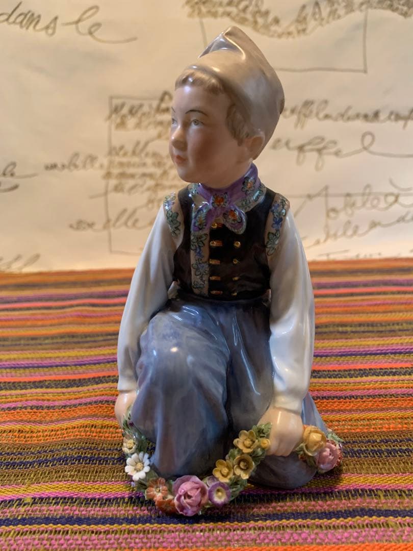 ロイヤルコペンハーゲン　アンティーク　民族衣装シリーズの男の子のフィギュリン！