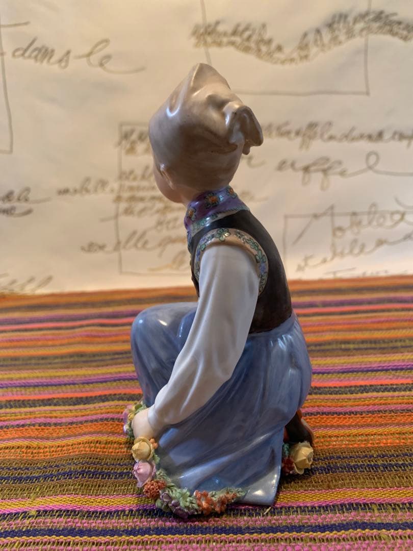 ロイヤルコペンハーゲン　アンティーク　民族衣装シリーズの男の子のフィギュリン！