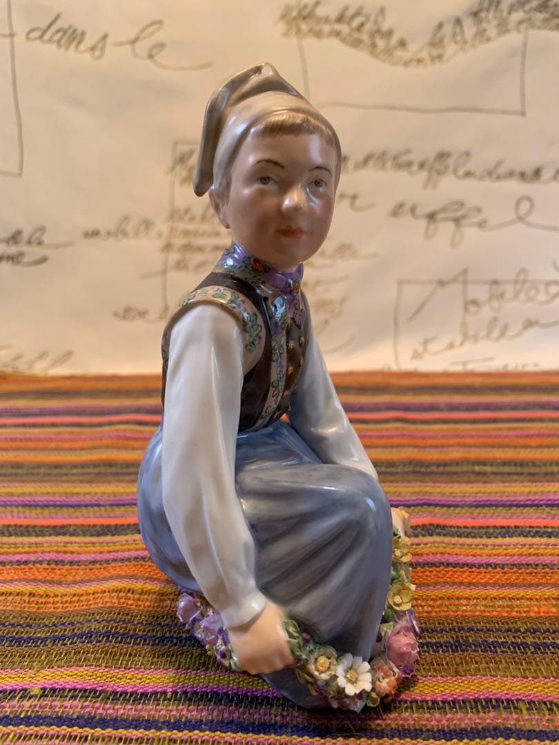 ロイヤルコペンハーゲン　アンティーク　民族衣装シリーズの男の子のフィギュリン！