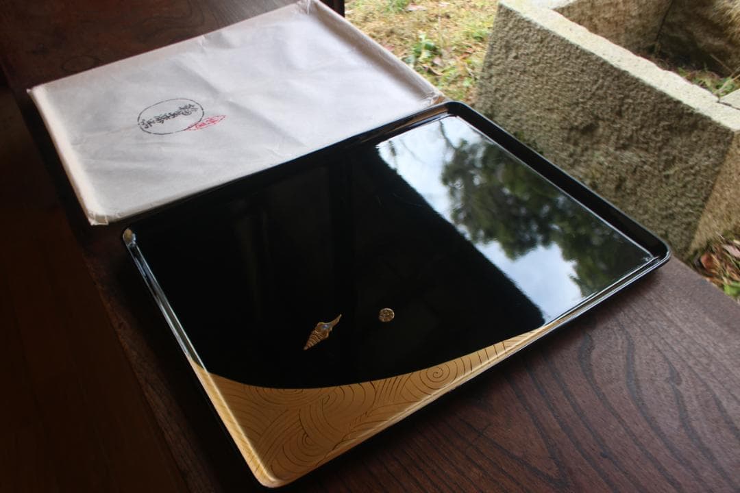 上質黒漆に優美な波貝殻螺鈿巻の映える長方膳（検輪島塗お膳お盆