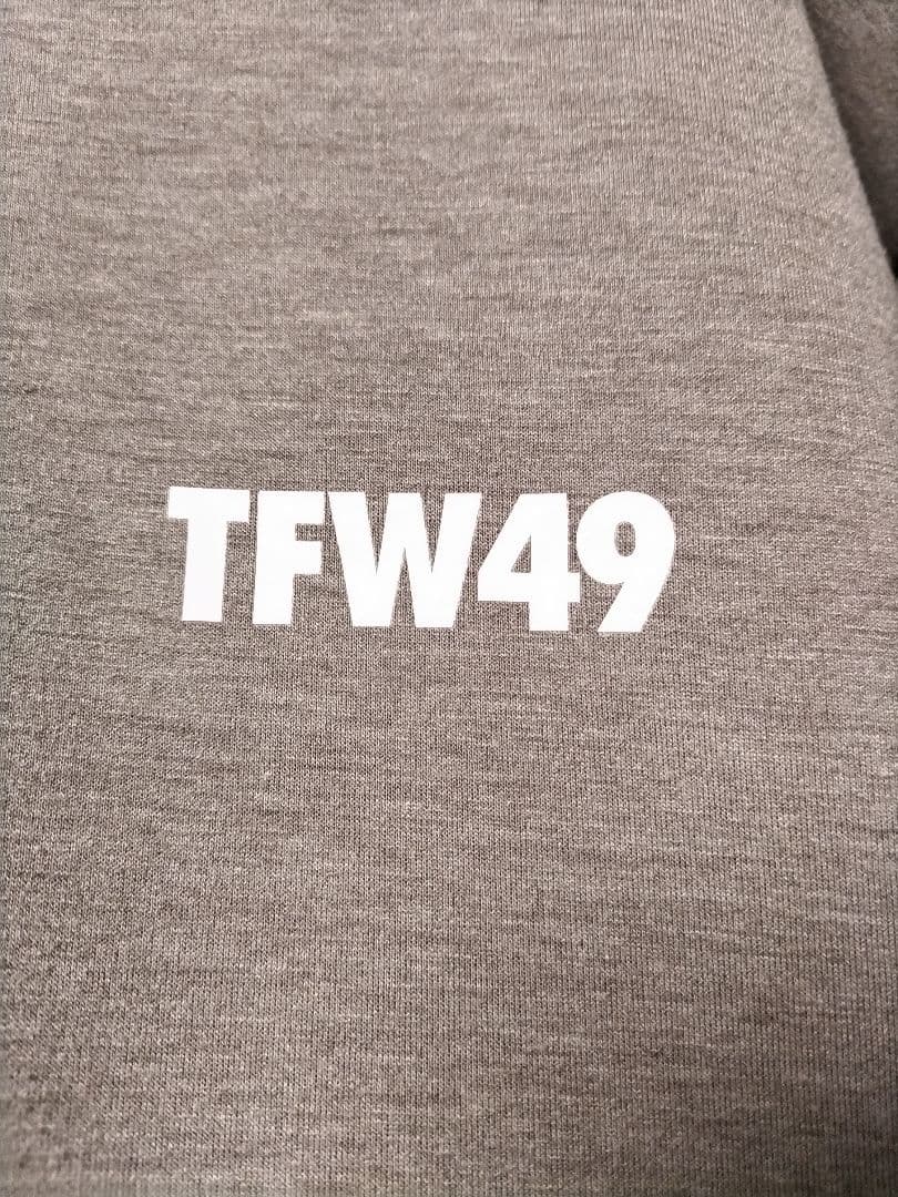 TFW49 プルオーバー　パーカー　ベージュ