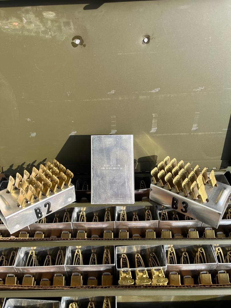 米軍放出品デッド 90’s激レア真鍮製 ランドリーピン フールセット ケース付き