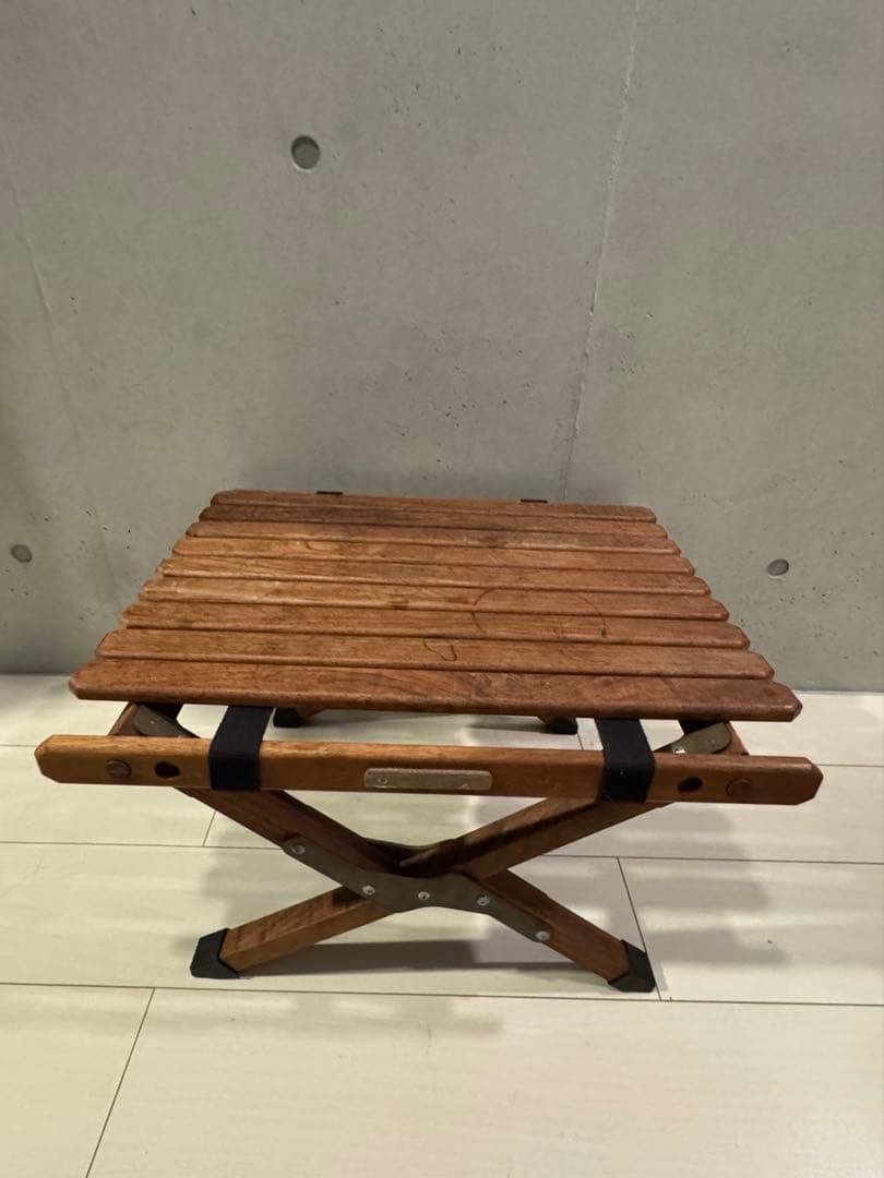 noras ウォールナット サイドテーブルに真鍮