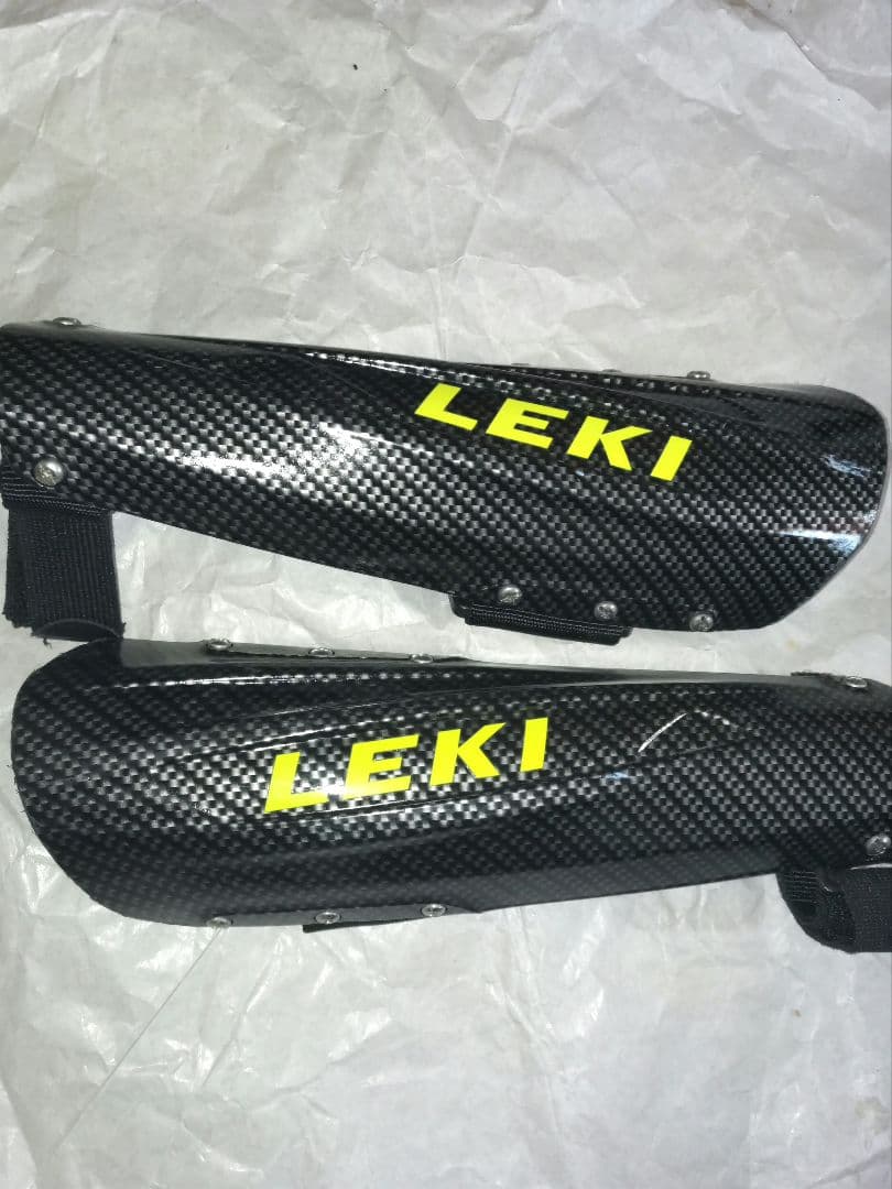 う*ん様 程度良好綺麗 LEKI レキ カーボン柄アームガード