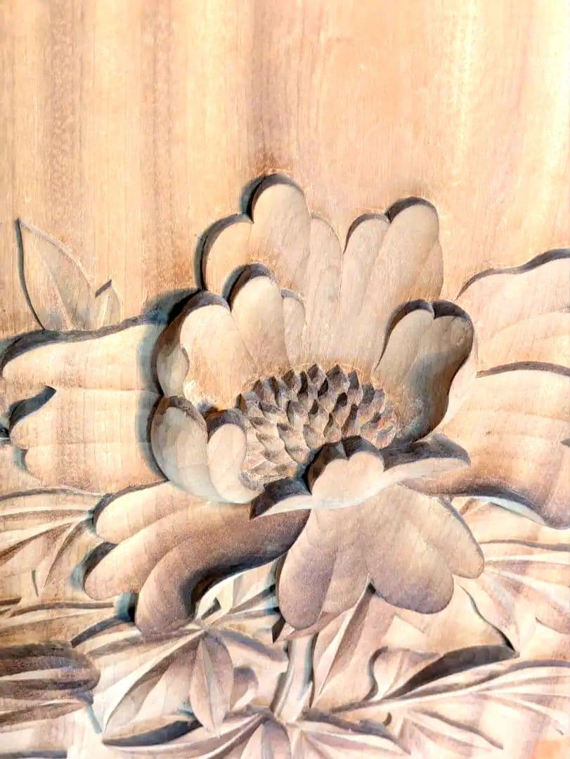 井波彫刻大きめ額、牡丹の花と蕾、作家落款あり