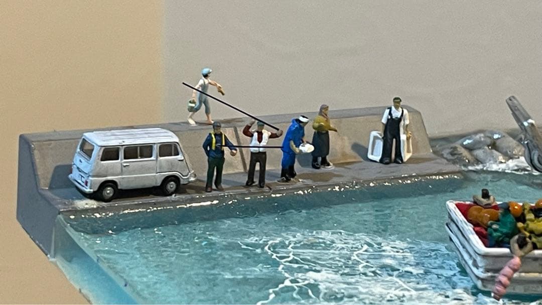 小さな漁港と出港する漁　レジン　ジオラマ