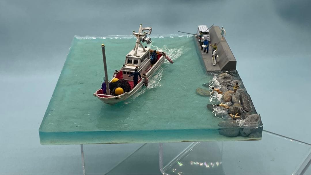 小さな漁港と出港する漁　レジン　ジオラマ
