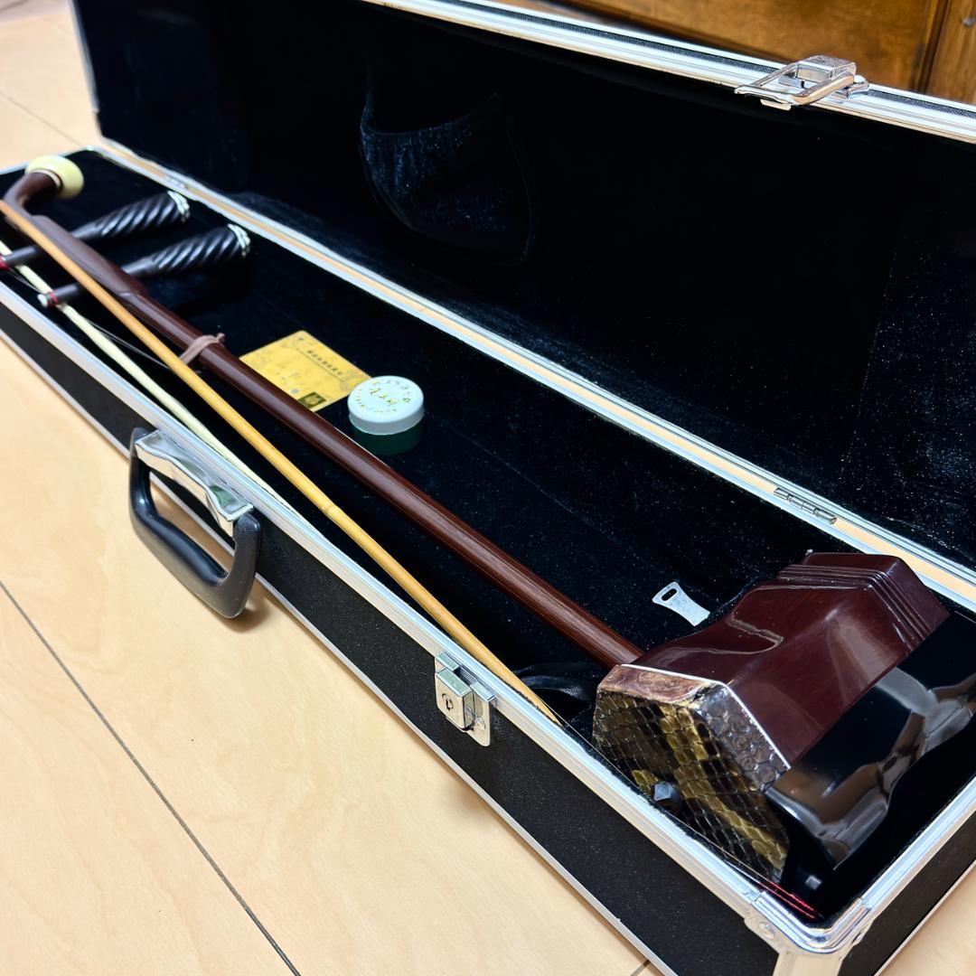 二胡 本蛇皮 ダークブラウン 鍵付きハードケース 松脂 登録カード付