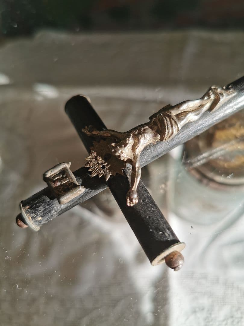 アンティーク フランス 黒木の円筒十字架と銀色のイエスキリスト アルス