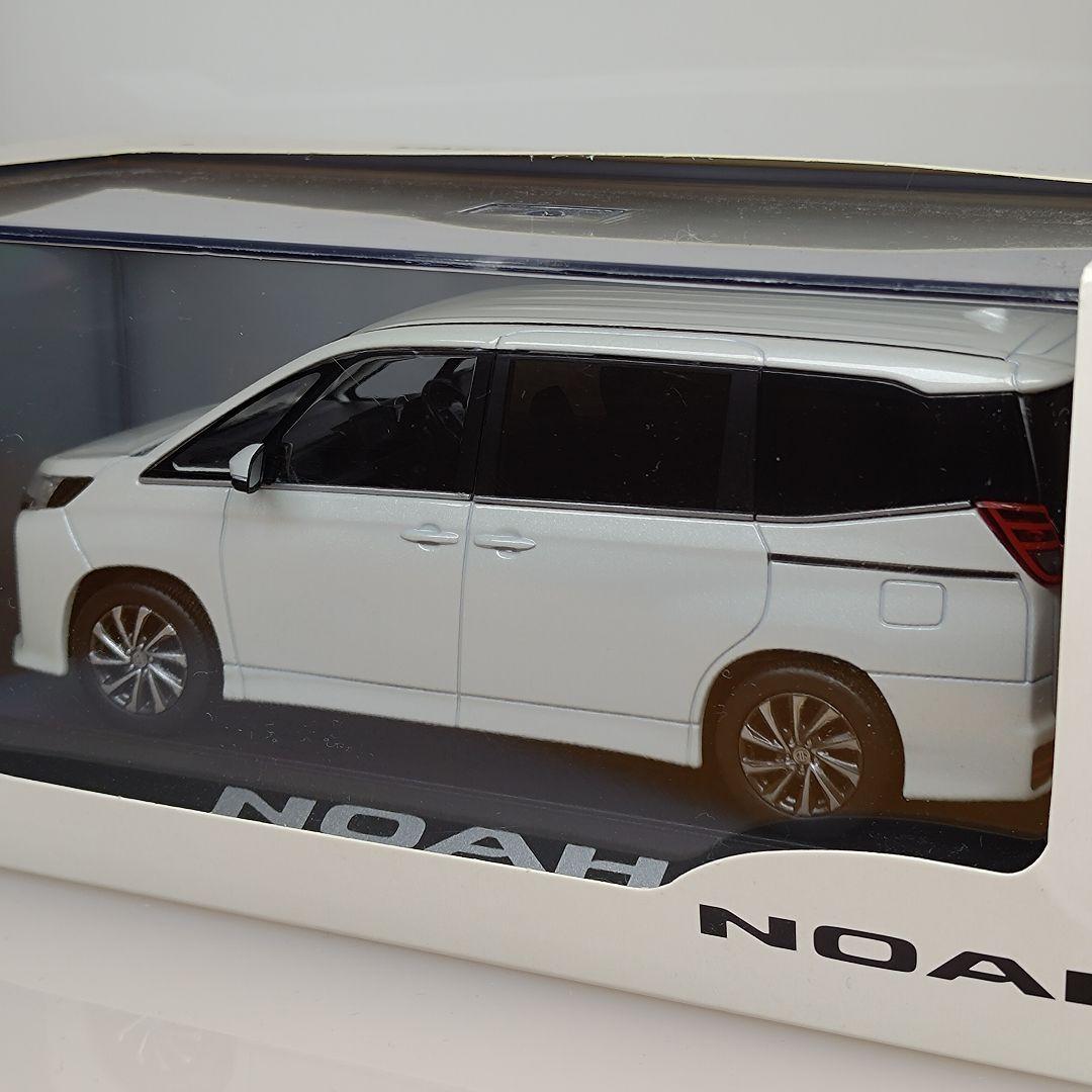 トヨタ ノア 新型 カラーサンプル ホワイトパールクリスタルシャイン 非売品
