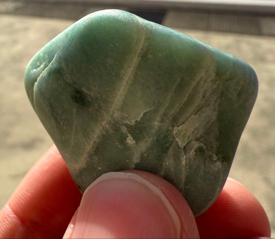 新潟県糸魚川市市振海岸産青緑色ヒスイ輝石岩　海石