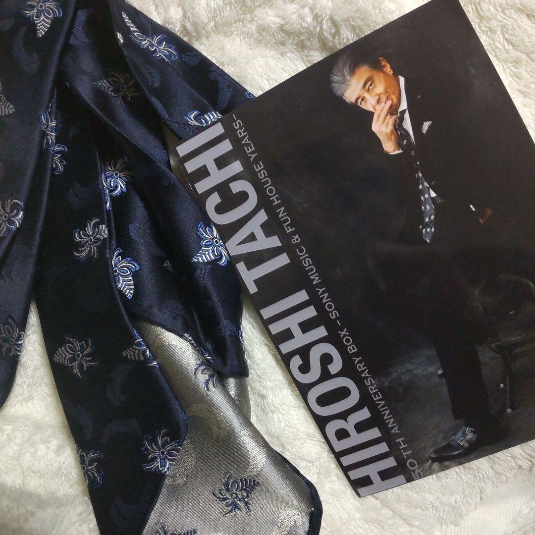 舘ひろし50周年アルバム写真ネクタイ同型同色