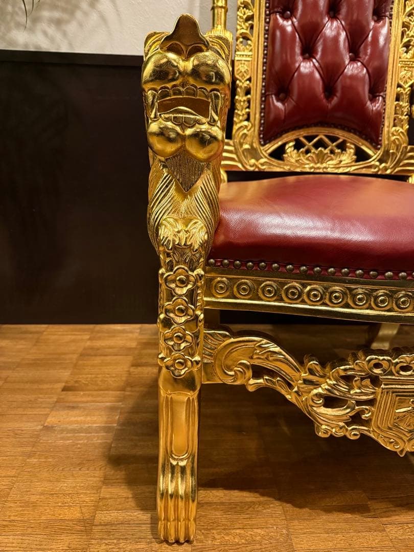 王座の豪華な椅子