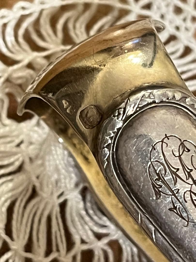 シルバー　美しいモノグラム入りのトング