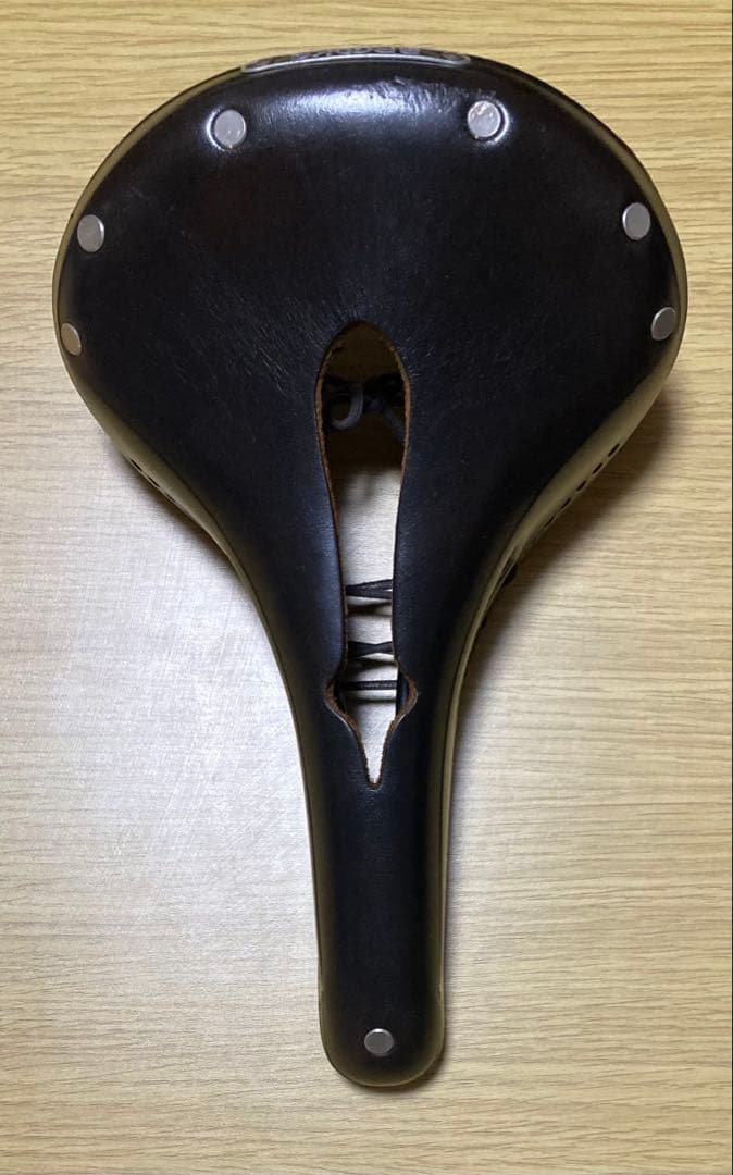BROOKS FLYER CARVED BLACK レザーサドル