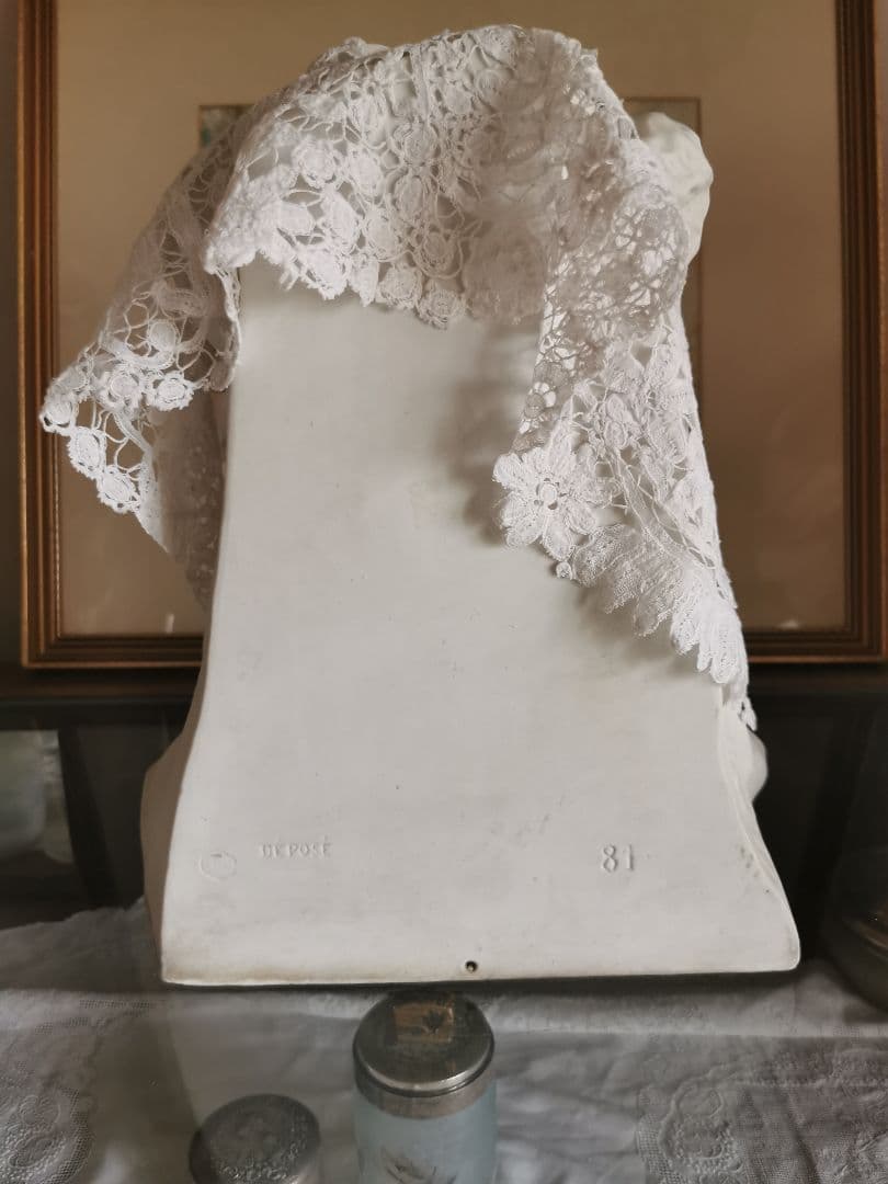 アンティークフランス 大型ビスク彫像塑像 少年の祈り作家刻印入 レース装飾無し