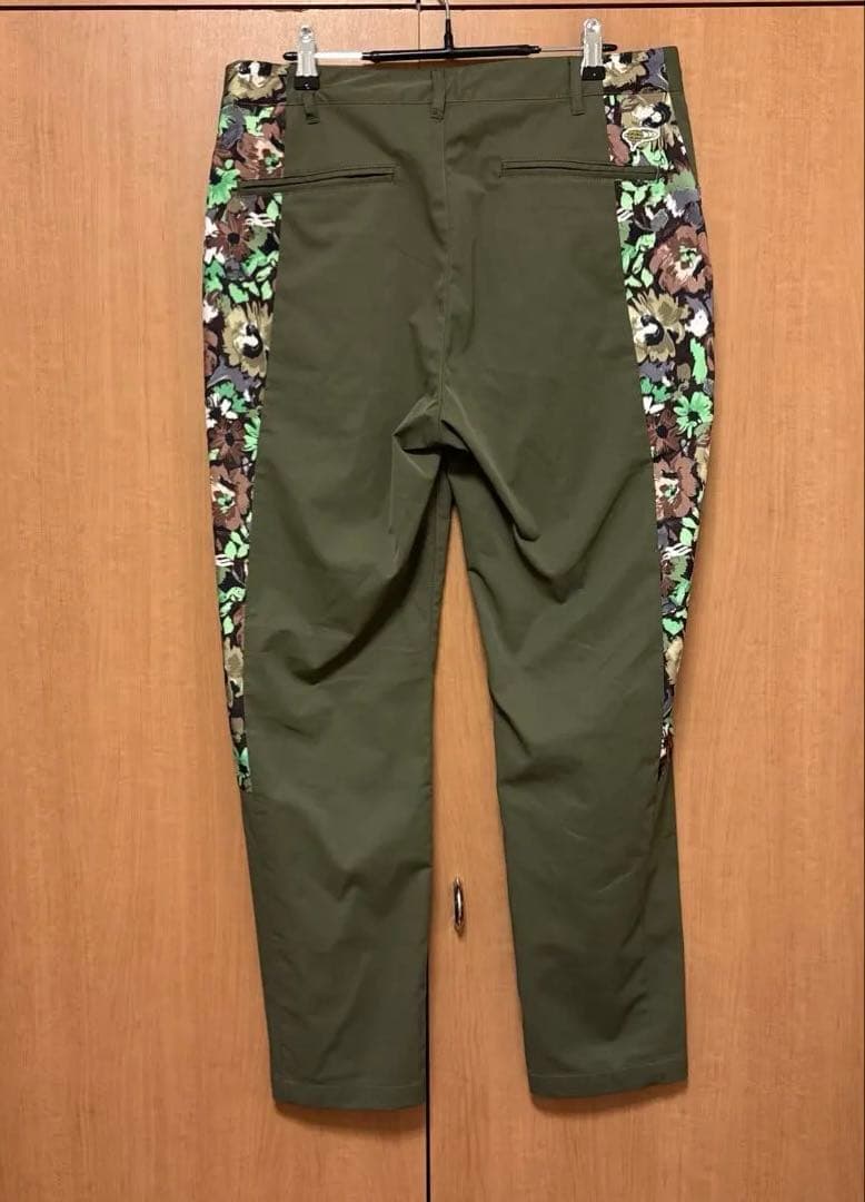 BEAMS GOLFオレンジレーベルフラワーカモプリントストレッチパンツ