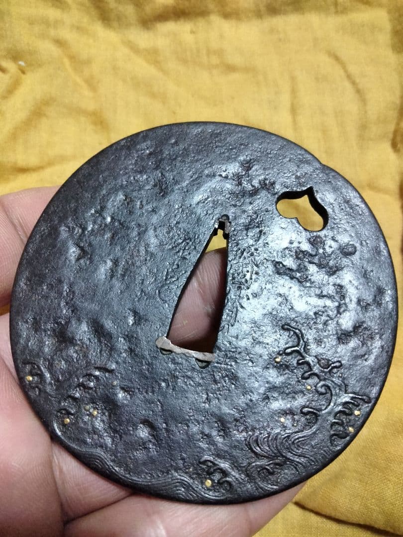 鉄地大鍔　鐔　(山城国伏見住金家　波濤に猪目図)　江戸時代　後代金家　無櫃　箱付