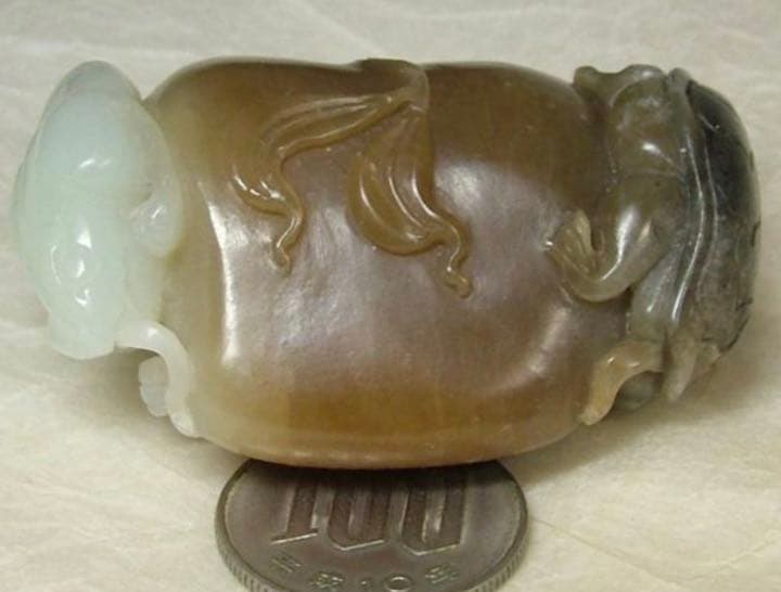 和田白玉（ホータンはくぎょく）三脚ガマ５６ｍｍ